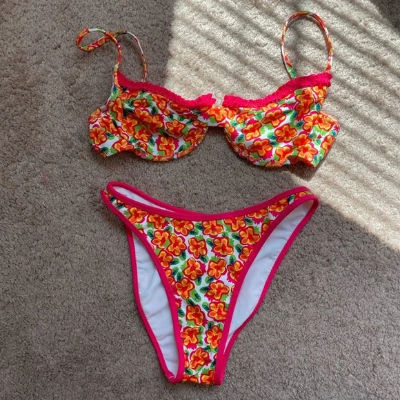 Heavy manners bikini - Picture 1 of 3